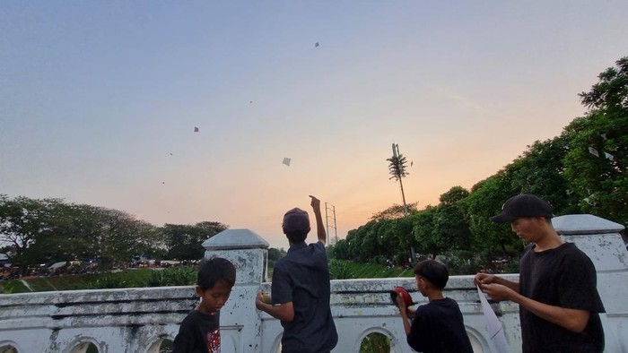 Fenomena Layangan di BKT Jakarta Timur 2025: Hobi, Hiburan, hingga Wisata Murah Meriah