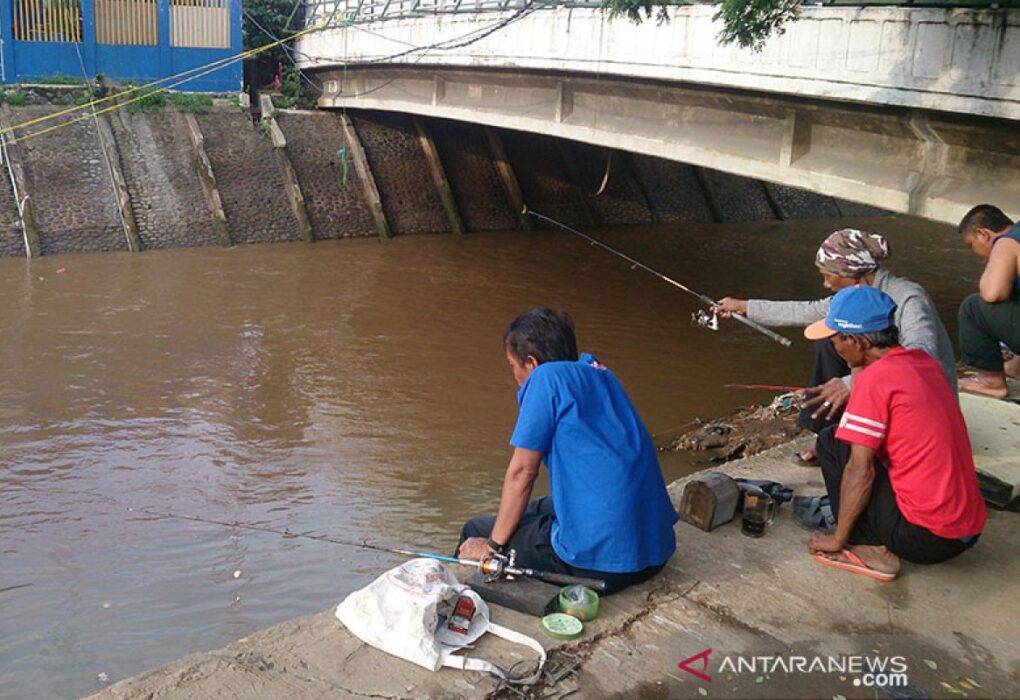 Memancing di Kali Jakarta 2025 Bertahan Hidup di Tengah Air Tercemar Demi Lauk Keluarga