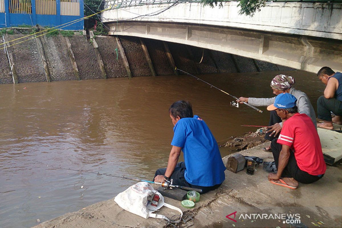 Memancing di Kali Jakarta 2025 Bertahan Hidup di Tengah Air Tercemar Demi Lauk Keluarga